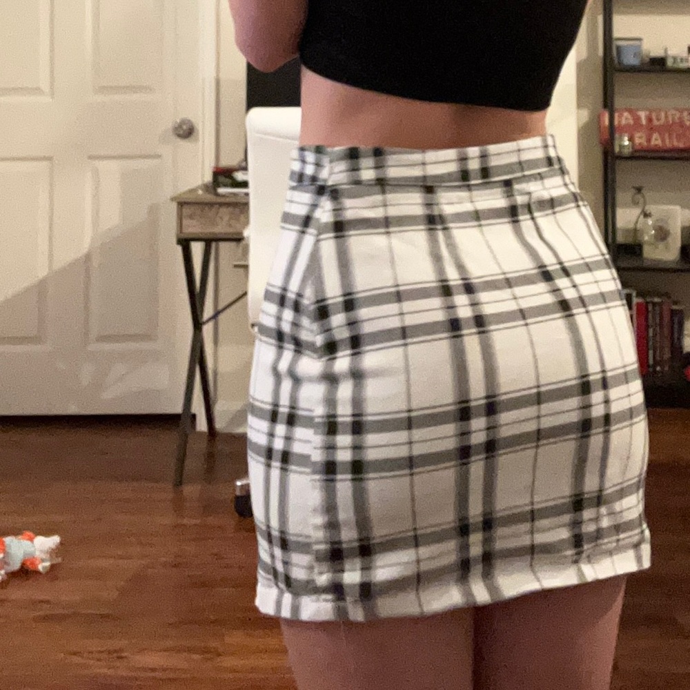 White and black plaid mini skirt